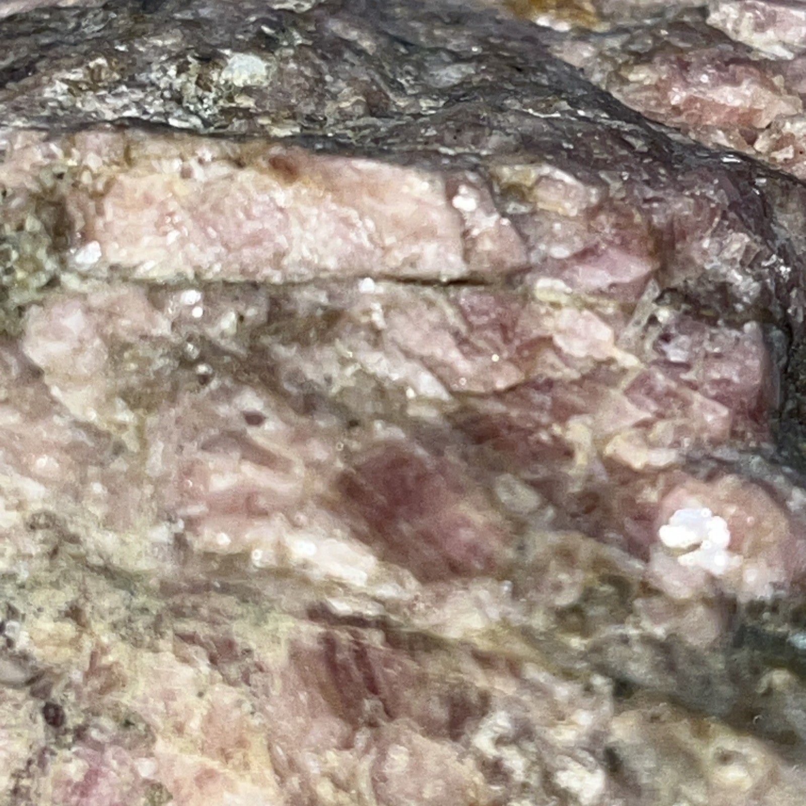 Rhodonite w/Franklinite 940g Franklin NJ 120x90x85mm Rose Pink Gemstone Specimen