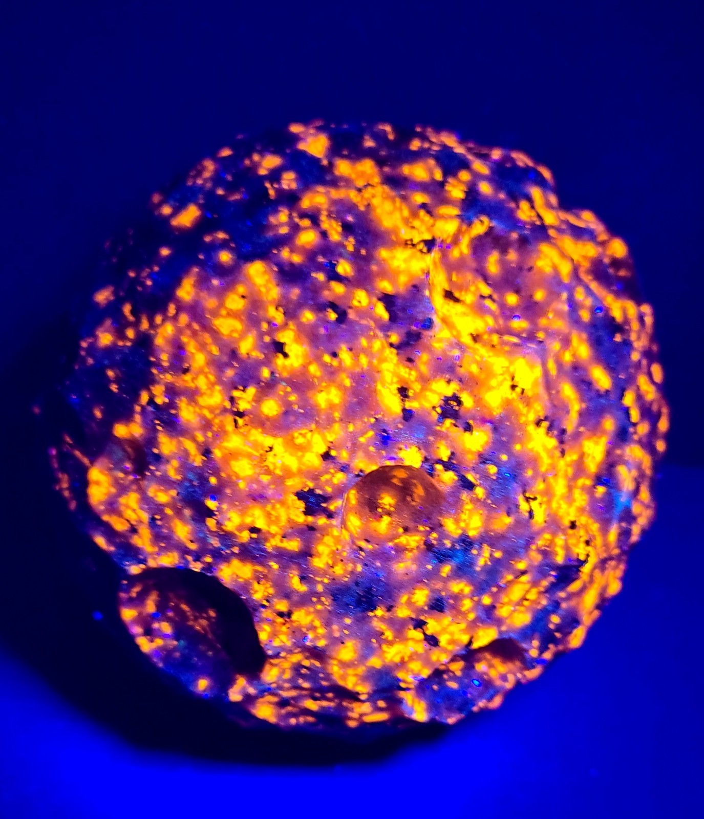 XXL 4″ 1,166g 100mm UV Reactive Glow Yooperlite Full Moon Stone Carving