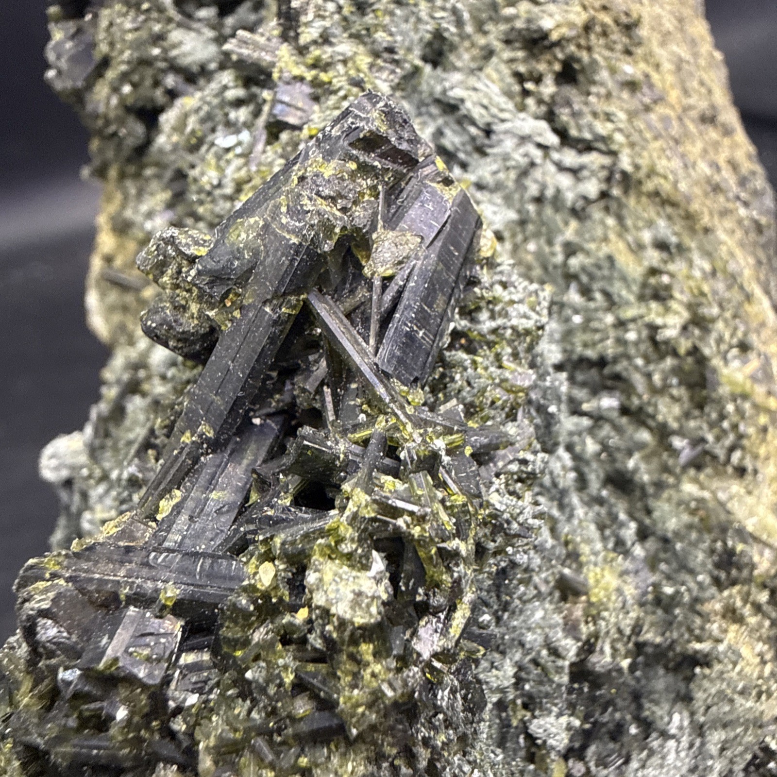 2.5 Lb Large Natural Epidote On Matrix From Pakistan. A+ Specimen,Minerals,Gems.