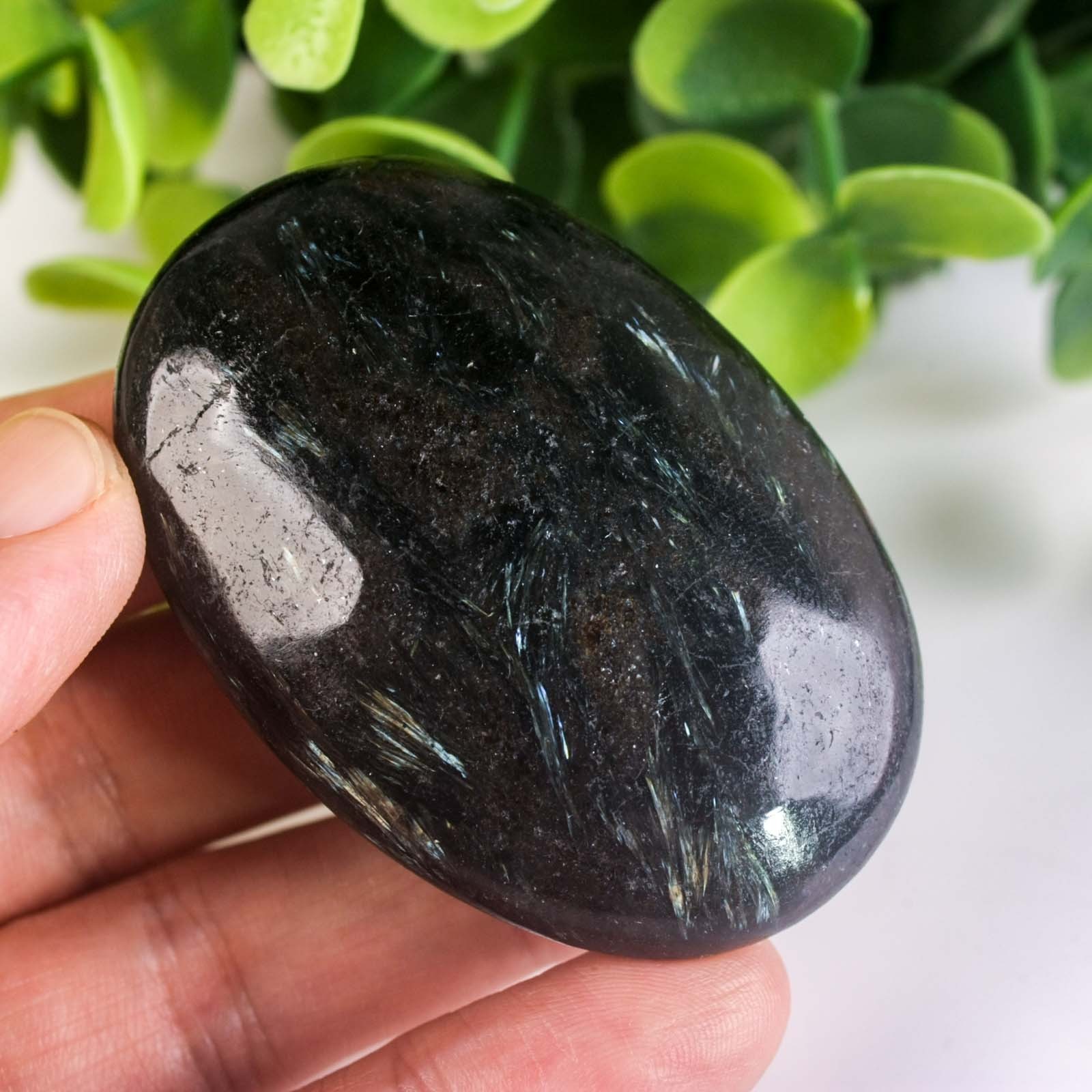 64g 60mm Rare Arfvedsonite Palm Stone Natural Firework Flash Crystal Worry Stone