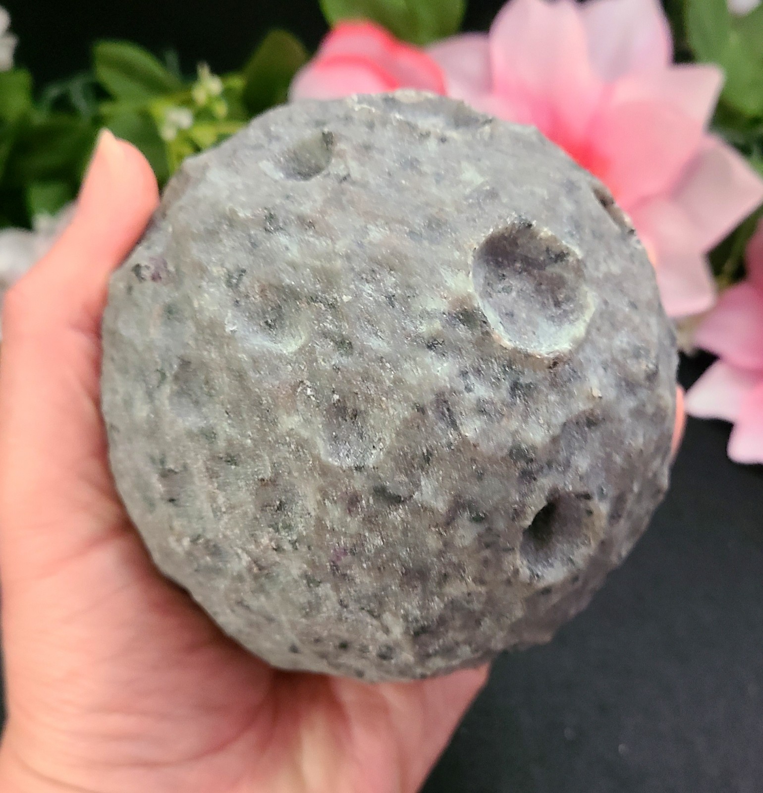 XXL 4″ 1,166g 100mm UV Reactive Glow Yooperlite Full Moon Stone Carving