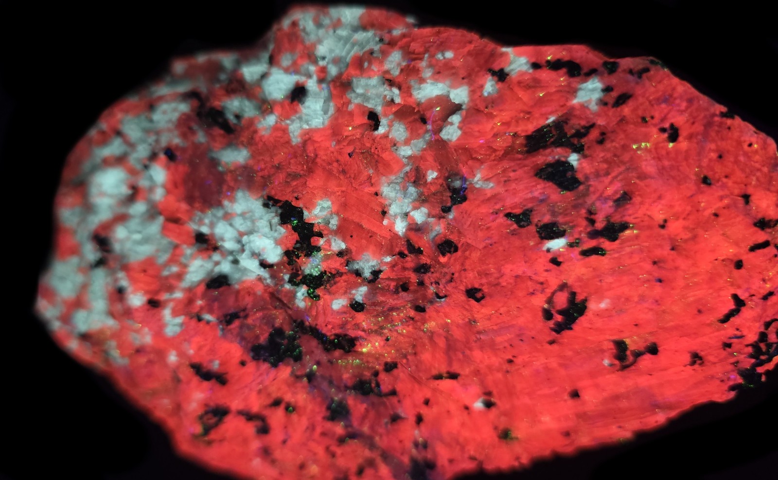 FRANKLIN NJ FLUORESCENT-BEAUTIFUL SPECIMEN OF WHITE BARITE IN BRIGHT RED CALCITE