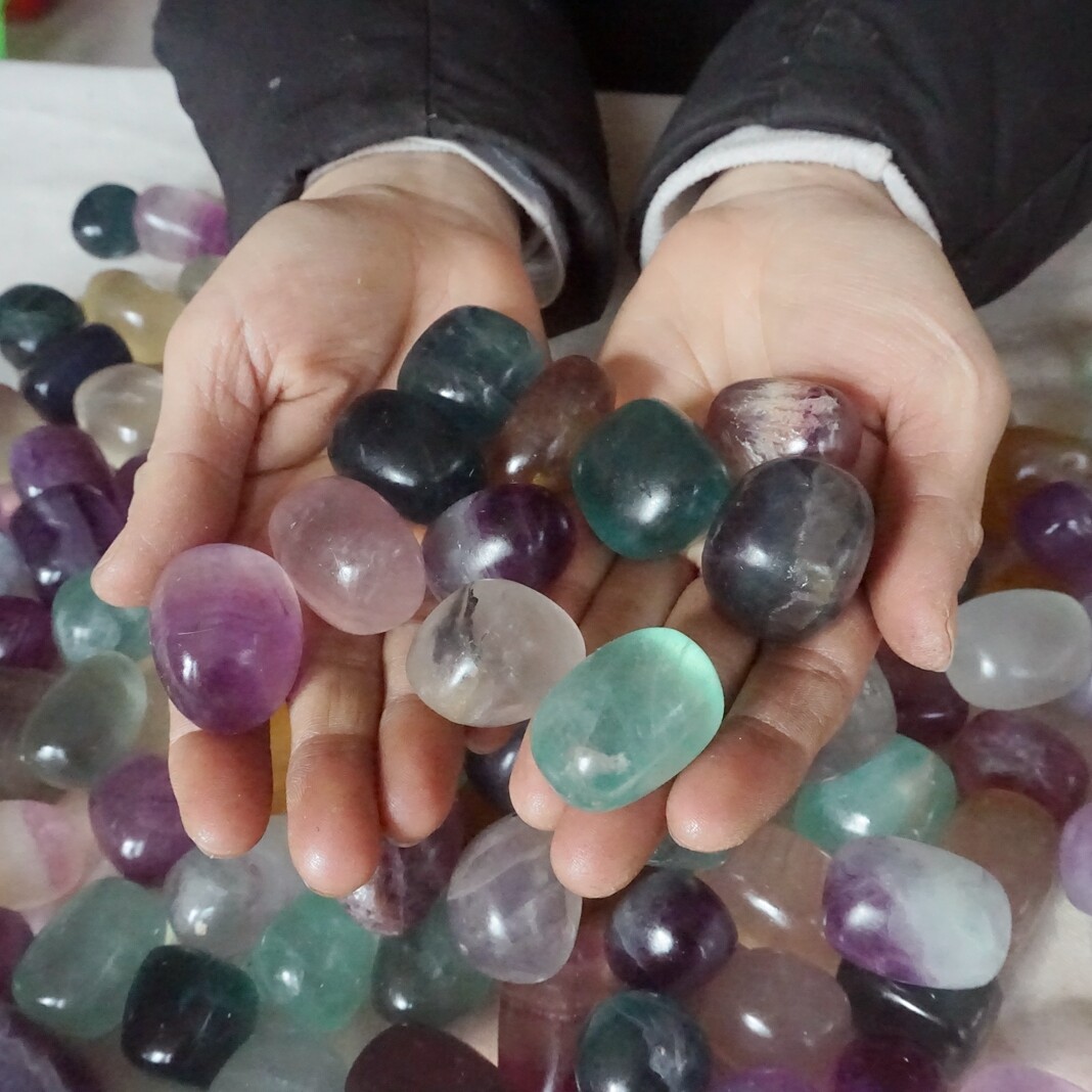11LB 155Pcs Natural Rainbow Fluorite Quartz Crystal Palm Tumbled Stone Healing