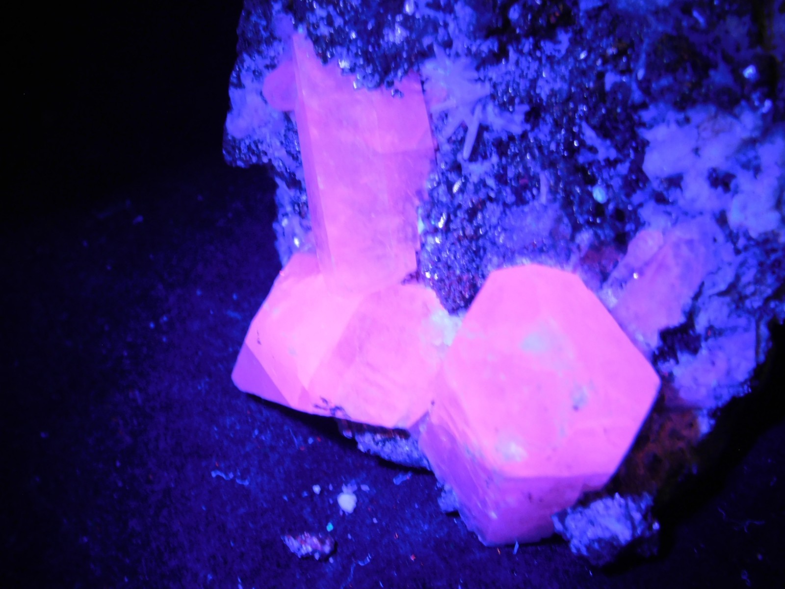 FLUORESCENT Calcite Crystal Cluster with CHALCOPYRITE! Peru 185gr