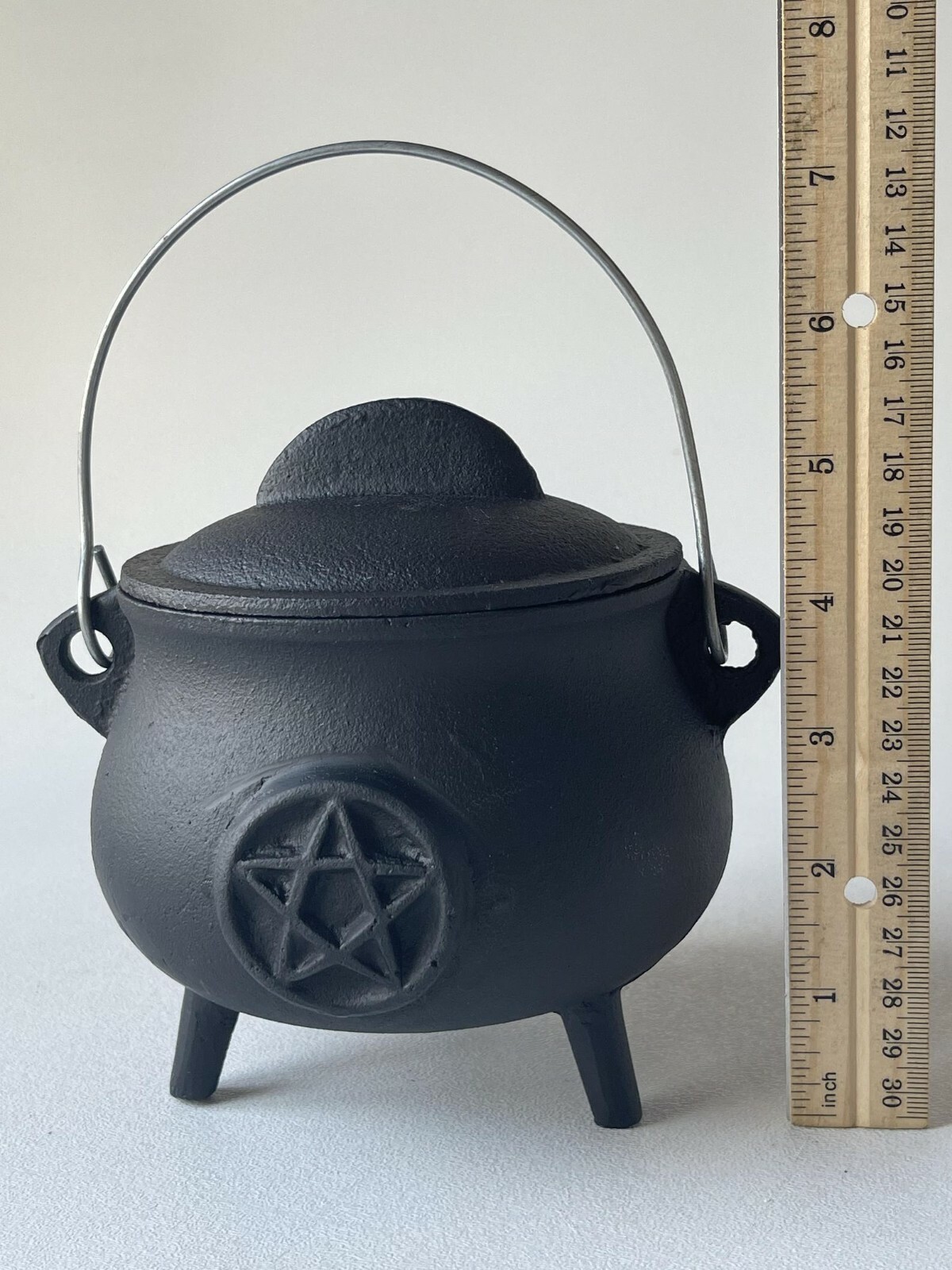 Pentagram Pentacle Cast Iron Cauldron with Lid and Handle, Witches cauldron