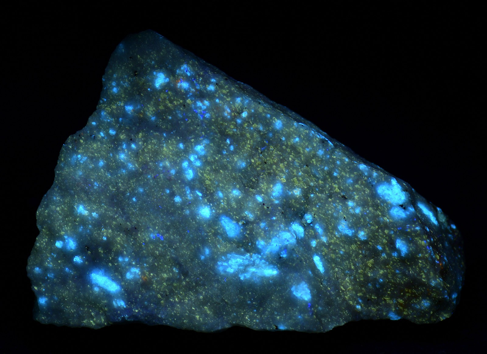 Diopside and Phlogopite fluorescent specimen. Gfoehl, Austria. 107 grams.