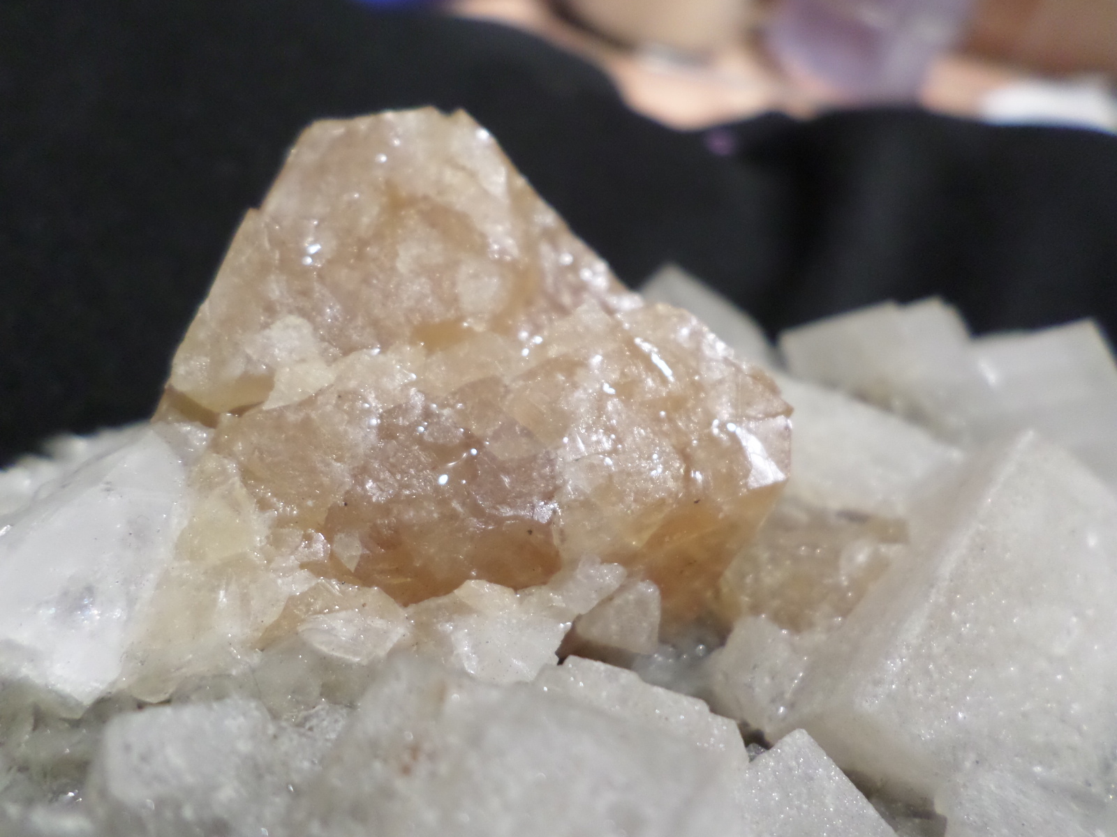 KB: SW FL BRIGHT BLUE/WHITE SCHEELITE CRYSTAL ON MATRIX FROM PINGWU, CHINA