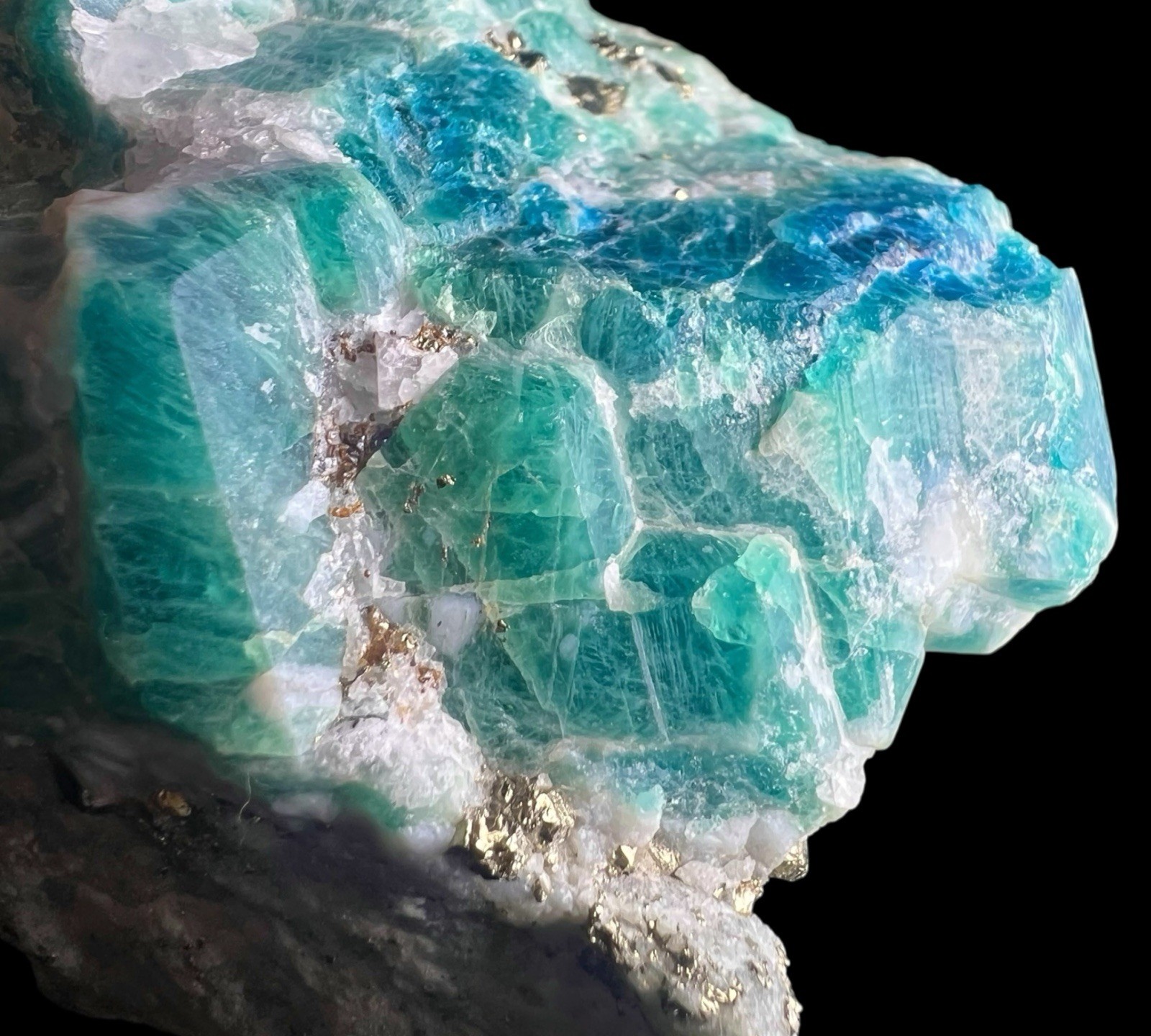 589 GM Sodalite W/ Hauyne, Marialite-Scapolite, Gonnardite, Calcite Fluorapatite