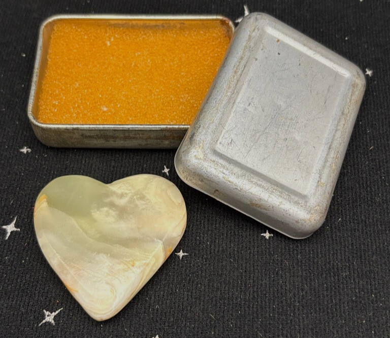 VTG Polished Stone/Crystal Heart Mixture Of White,Brown & Green 1.75″ Metal Tin