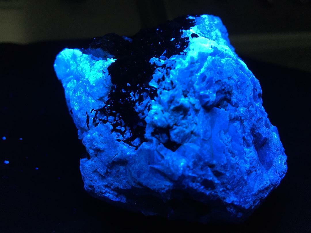 KB: SW FL BRIGHT BLUE/WHITE SCHEELITE PURPLE CRYSTALLINE FROM CHINA