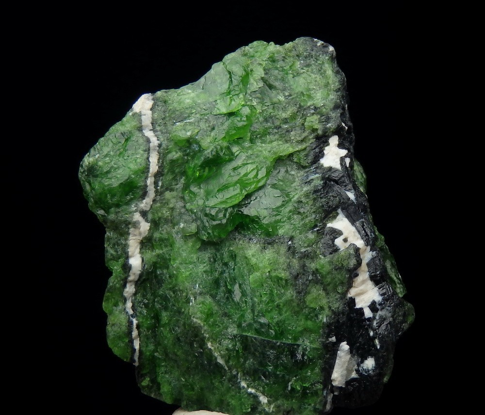 CHROMIAN DIOPSIDE & MAGNESIO-ARFVEDSONITE — RUSSIA – Siberia – Inagli /pm688
