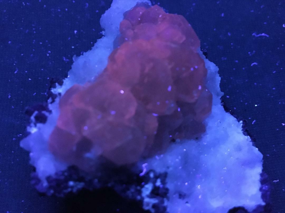 KB: BRIGHT SW FL. RED CALCITE XLS. ON FL. SW WHITE ARAGONITE MATRIX POONA, INDIA