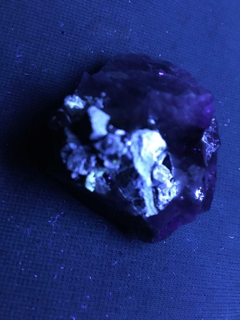 KB: FANTASTIC AND BRIGHT FL. BLUE/WHITE SW SCHEELITE ON MATRIX FROM GERMANY