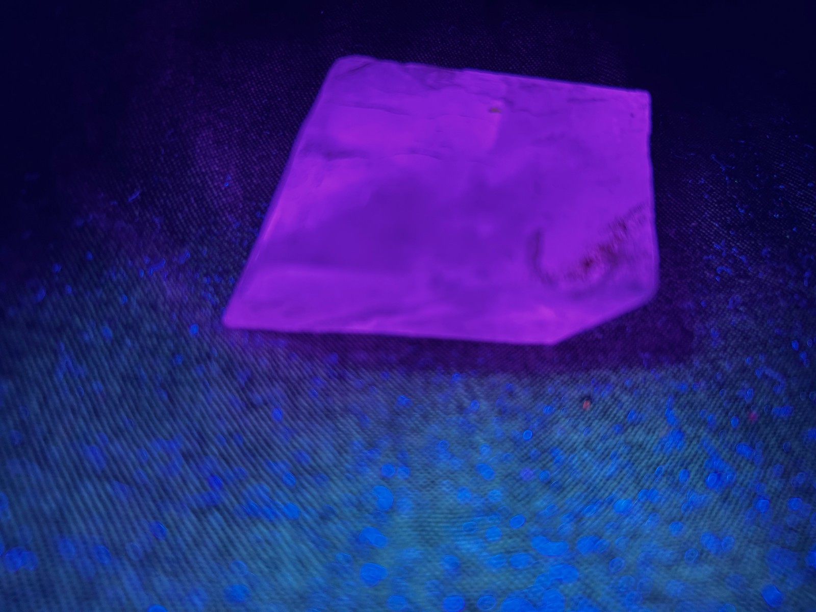KB: GREAT! SW FL. BLUE/WHITE & PINK LW & PHOSPHORESCENT CALCITE XL. FROM MEXICO