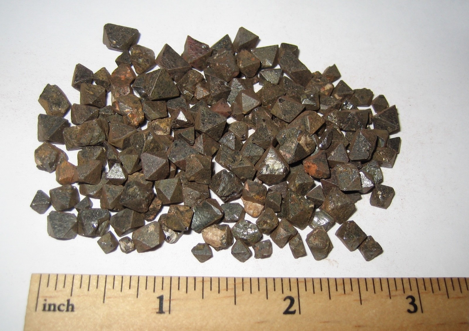 PILE TINY NATURAL ROUGH 0.2″- 0.3″ MAGNETITE CRYSTAL MINERALS FROM BRAZIL 68g *5