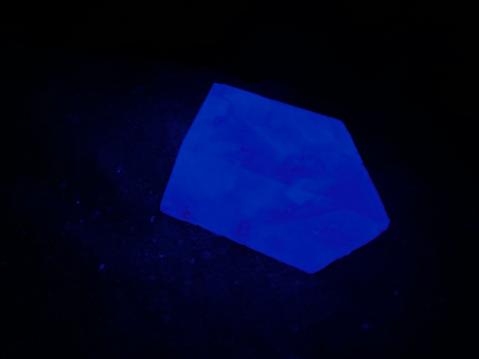 KB: GREAT! SW FL. BLUE/WHITE & PINK LW & PHOSPHORESCENT CALCITE XL. FROM MEXICO