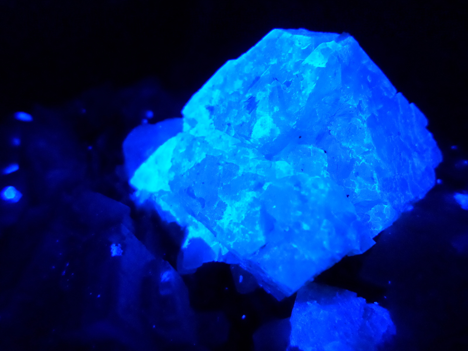 KB: SW FL BRIGHT BLUE/WHITE SCHEELITE CRYSTAL ON MATRIX FROM PINGWU, CHINA
