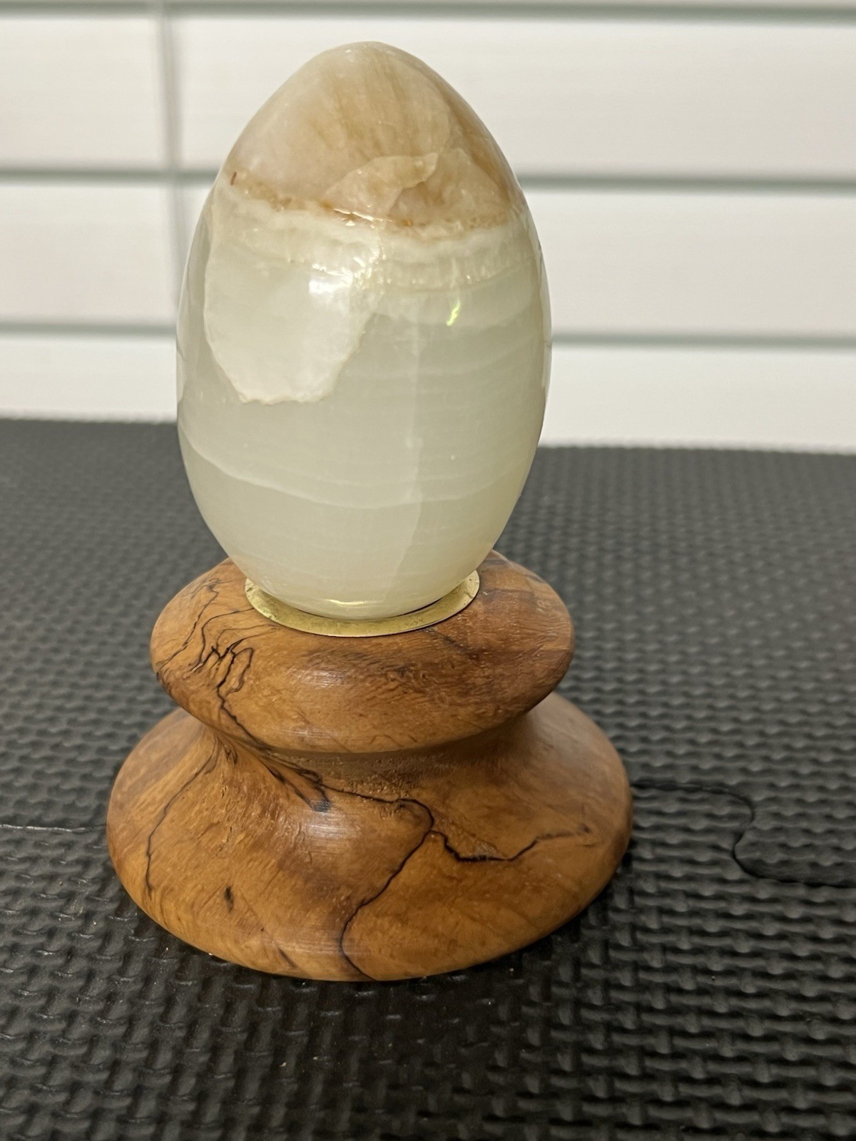 Green Onyx Polished Stone Egg. 2 1/2 in high, 1 3/4 in wide. Preowned.