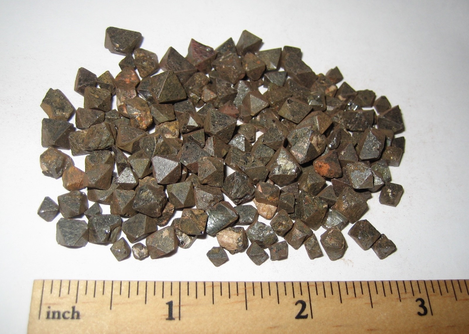 PILE TINY NATURAL ROUGH 0.2″- 0.3″ MAGNETITE CRYSTAL MINERALS FROM BRAZIL 68g *5