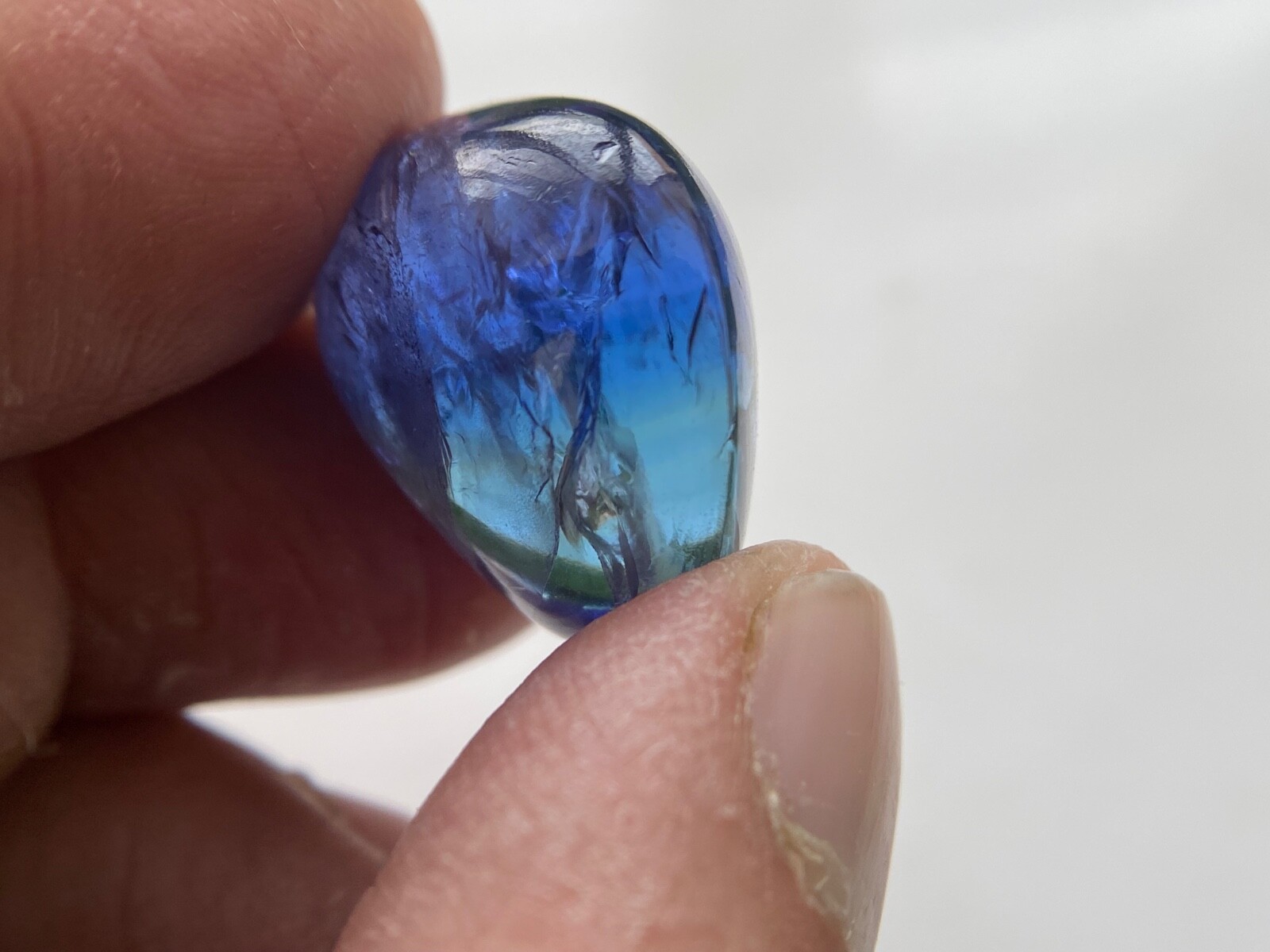 Pleochoric Natural Tanzanite Tumble Polished Bi Color 40 Carats 20x18x14mm