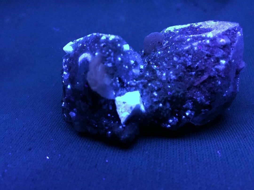KB: SW FL BRIGHT BLUE/WHITE XL OF SCHEELITE IN MATRIX, HUNAN PROVINCE, CHINA