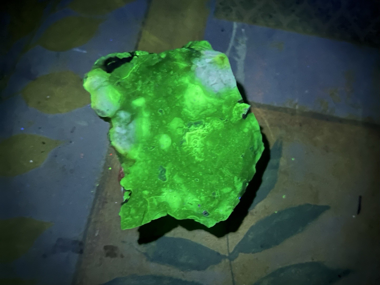 Fluorescent Mineral 87.4g UV Short Wave Really Cool Approx 2 Inches