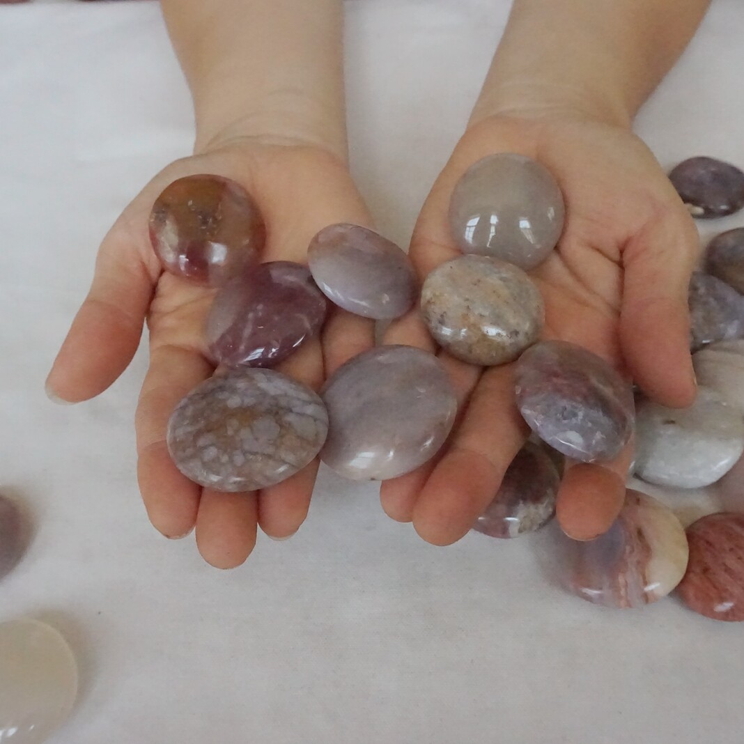 2.2LB 42Pcs Natural Agate Carnelian Disc Quartz Crystal Palm Stone Healing