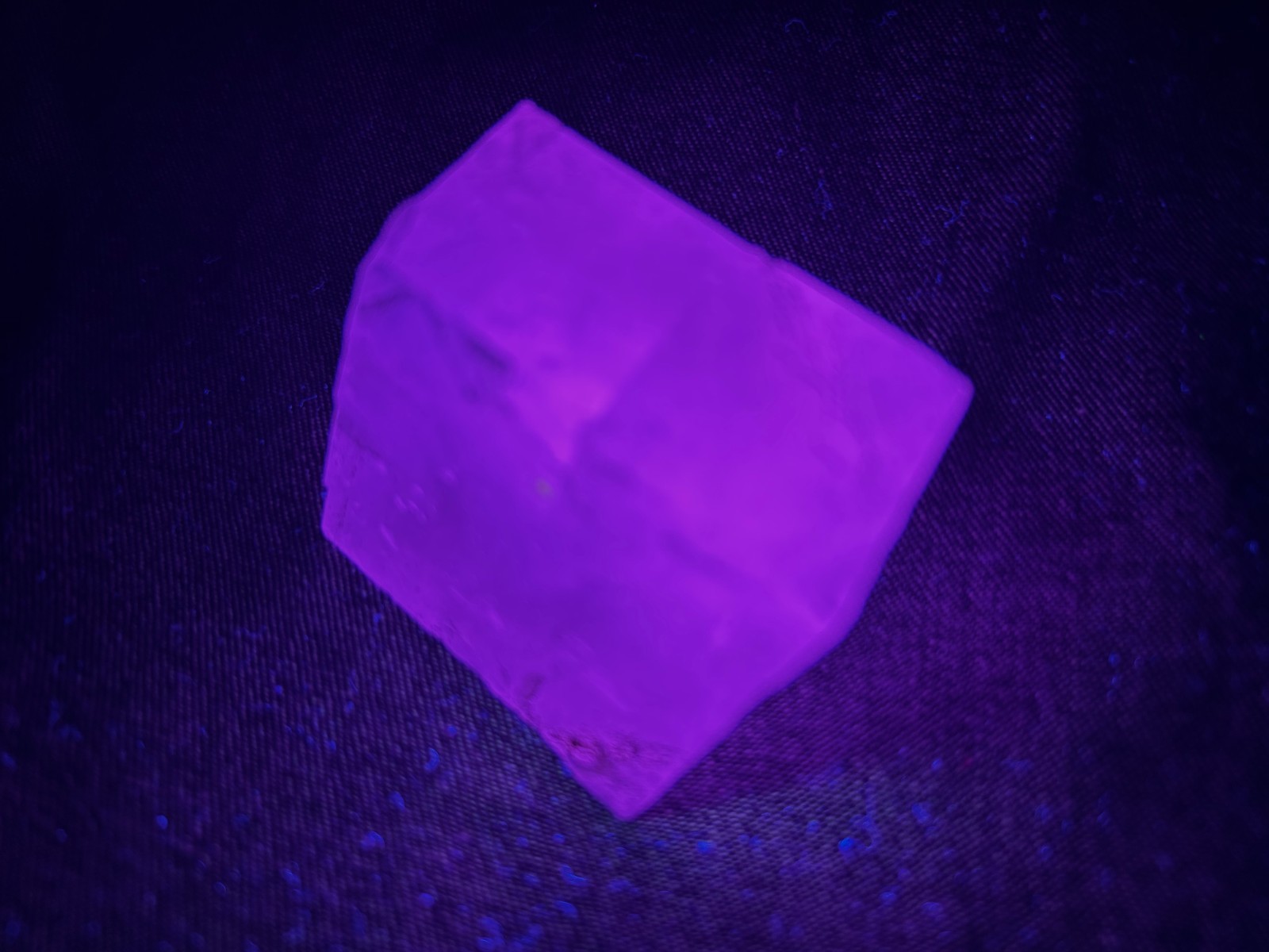 KB: GREAT! SW FL. BLUE/WHITE & PINK LW & PHOSPHORESCENT CALCITE XL. FROM MEXICO