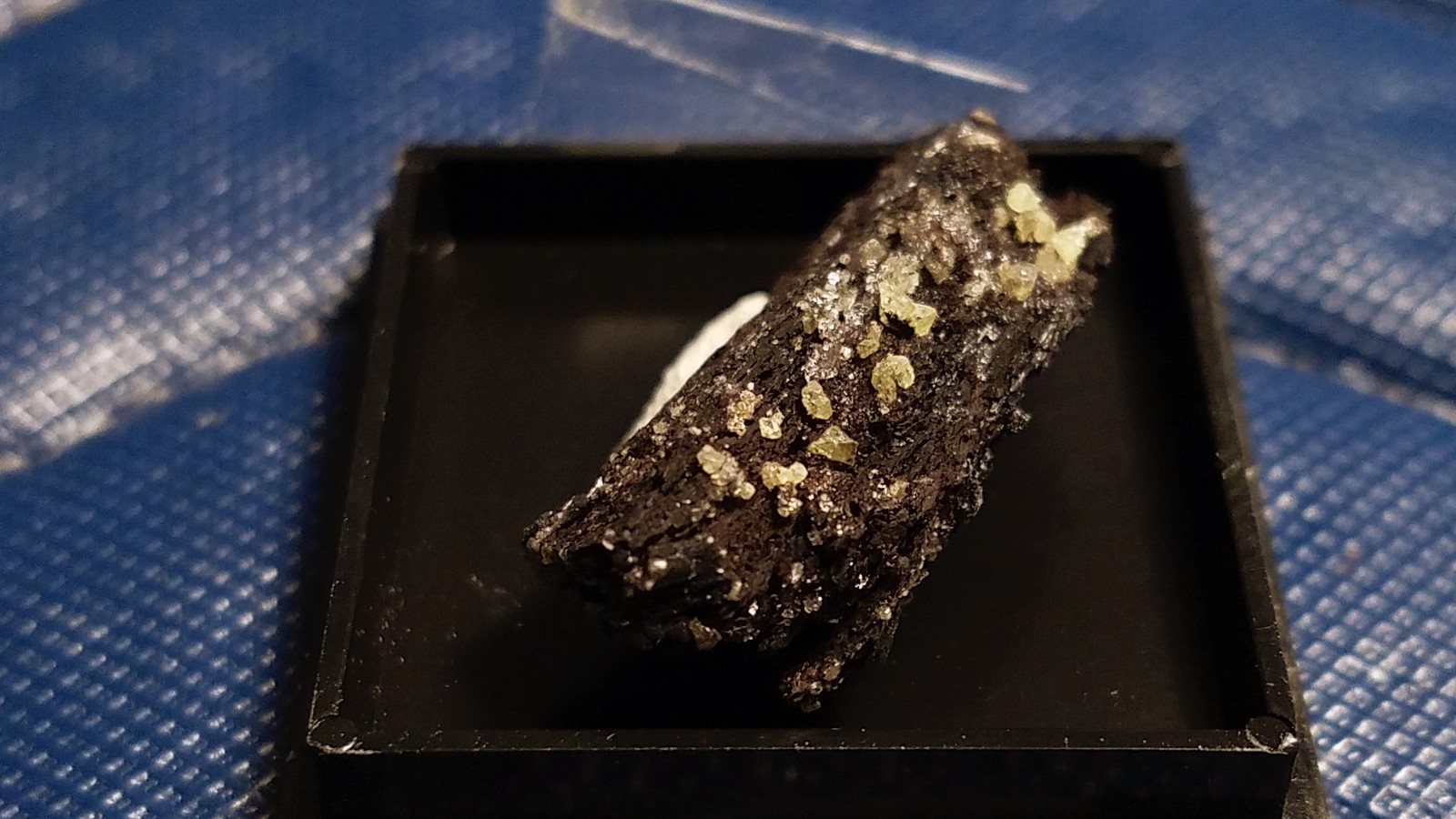 SiG: Tiny Light Pale Yellow Sulphur Crystals on Dark Matrix from Austria