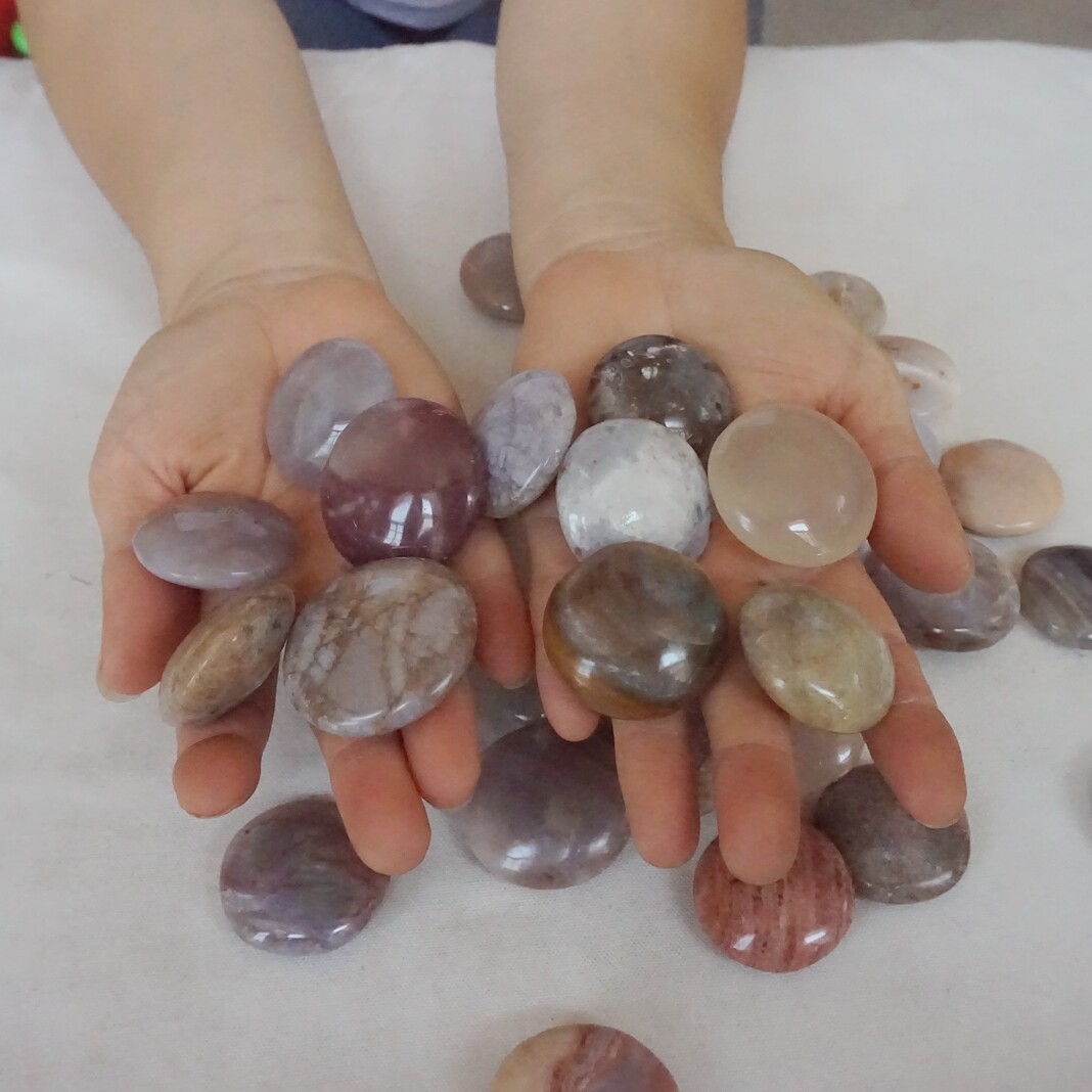 2.2LB 42Pcs Natural Agate Carnelian Disc Quartz Crystal Palm Stone Healing