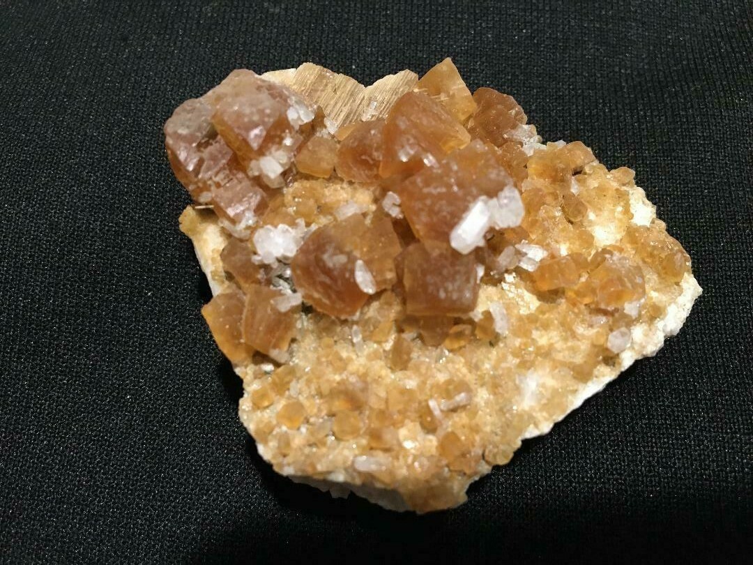KB: BRIGHT!! FL. YELLOW/WHITE & RED CALCITE XLS. SW & PHOS., STRONTIAN, SCOTLAND