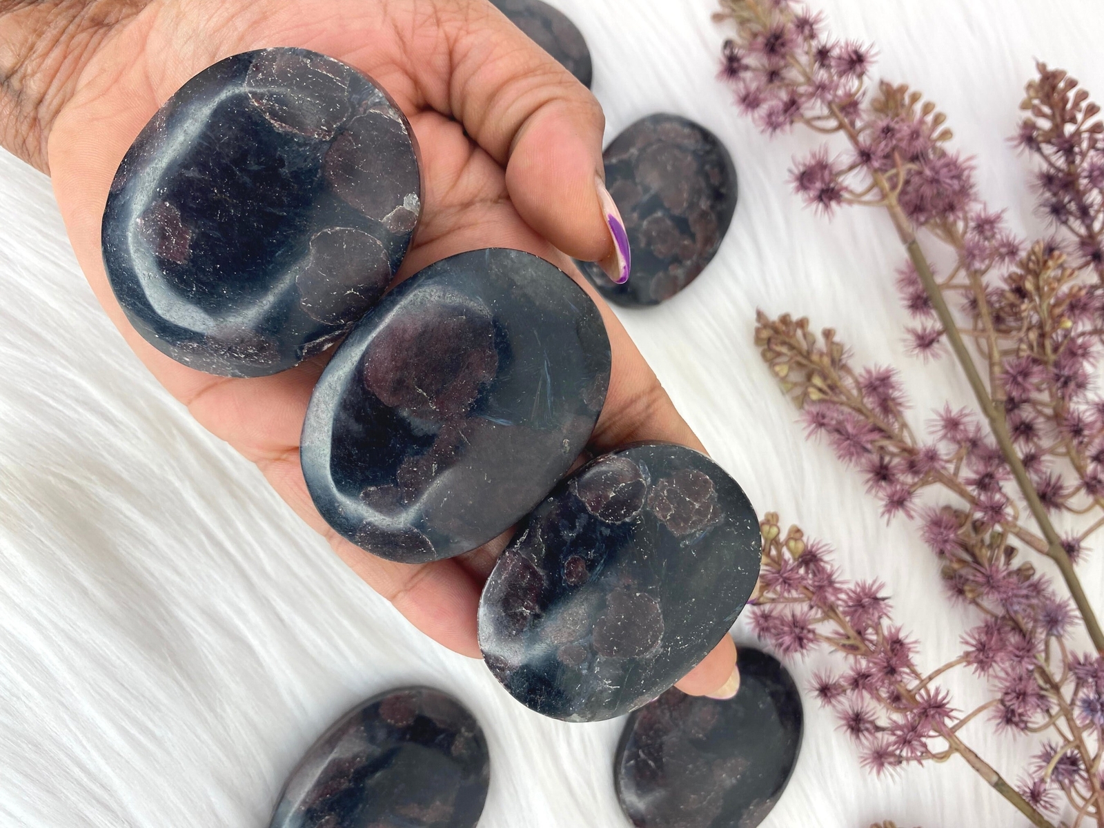 Garnet arfvedsonite palm stone – garnet palmstone – garnet worry stone –