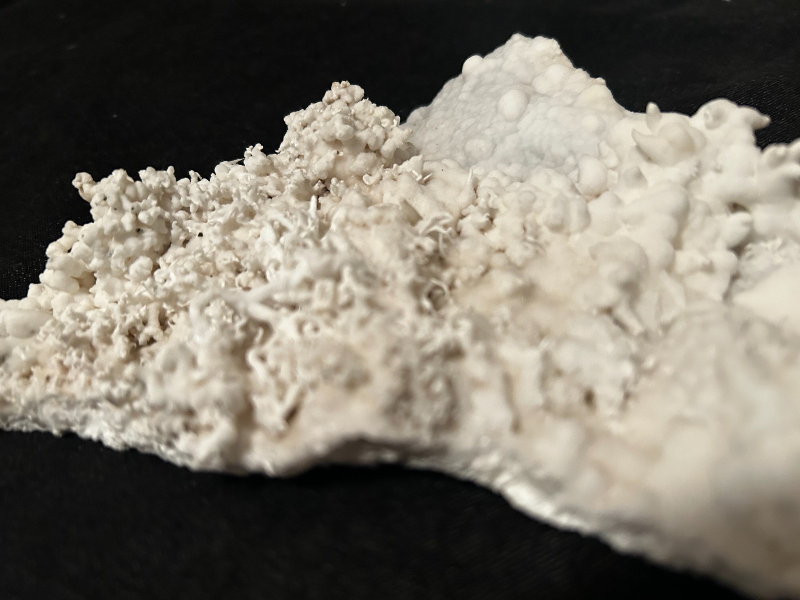 KB: BRIGHT! FL. BLUE/WHITE & YELLOW/WH SW & LW ARAGONITE (FLOS FERRI), AUSTRIA