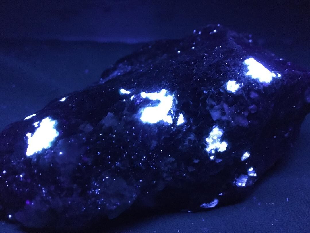 KB: SW FL BRIGHT BLUE/WHITE SCHEELITE W/ EMERALD XL FROM YUNNAN PROVINCE, CHINA