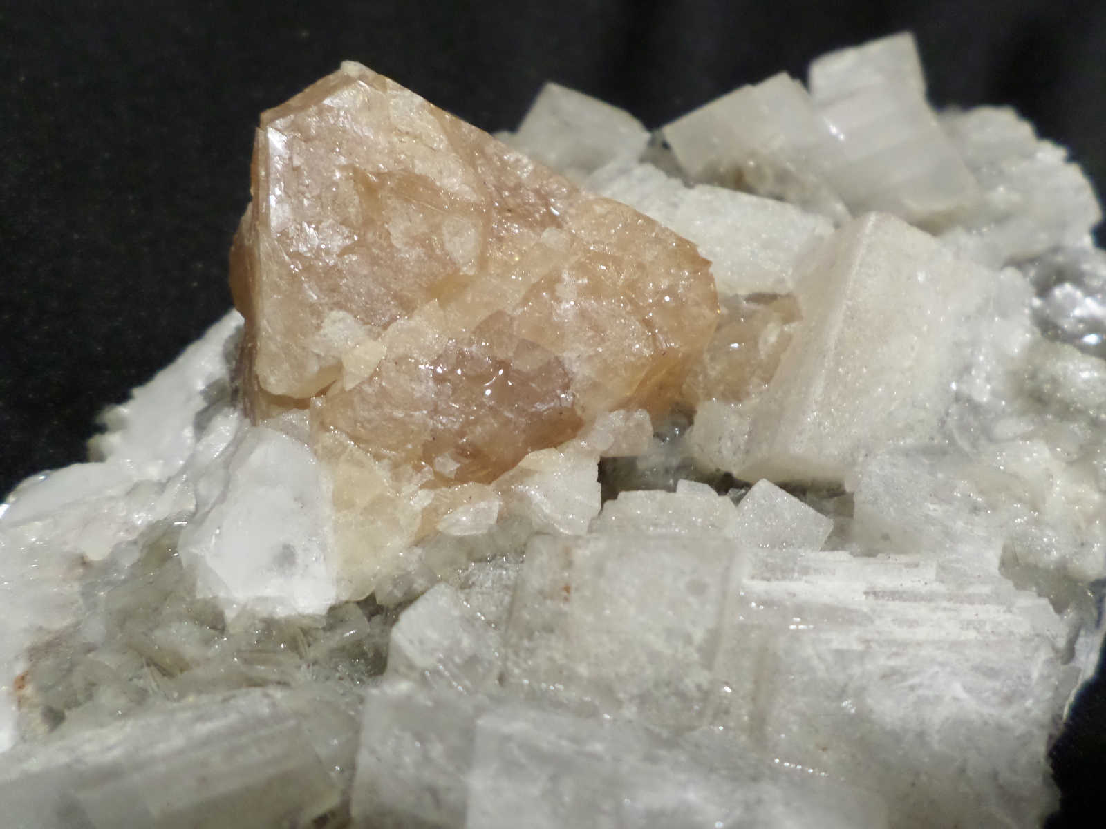 KB: SW FL BRIGHT BLUE/WHITE SCHEELITE CRYSTAL ON MATRIX FROM PINGWU, CHINA