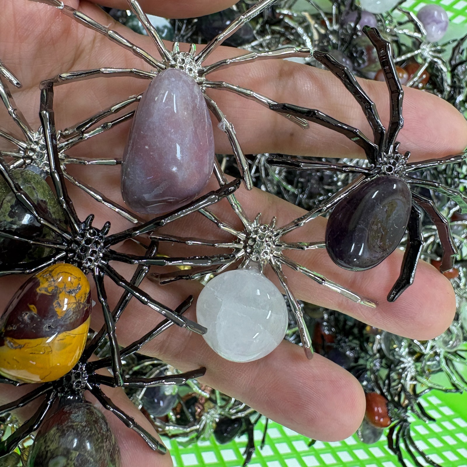 50Pcs Natural mixed material Reiki stone Spider Crystal Quartz Healing Decorate