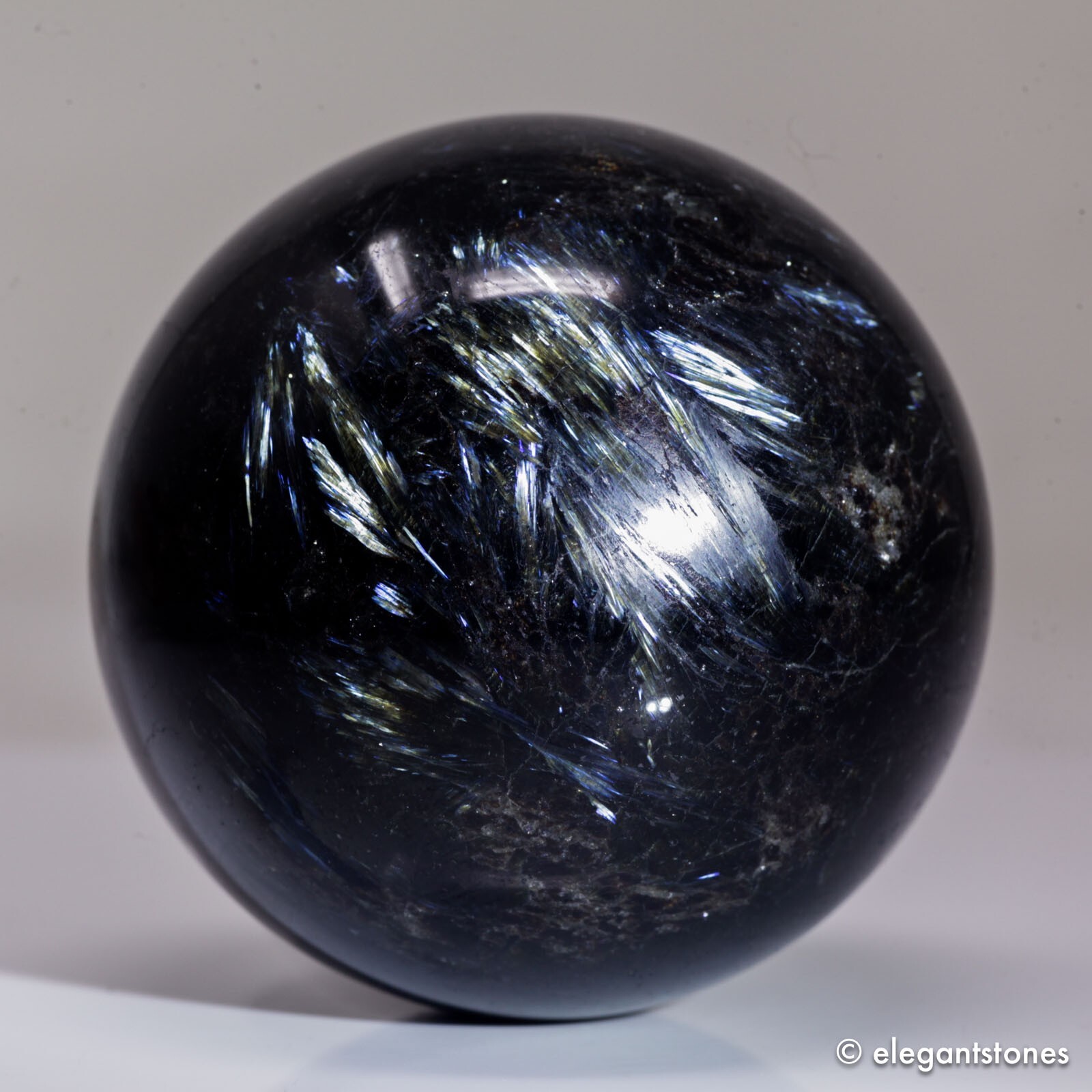 546g69mm Arfvedsonite Sphere Crystal Ball Blue Flash Fireworks Quartz Healing