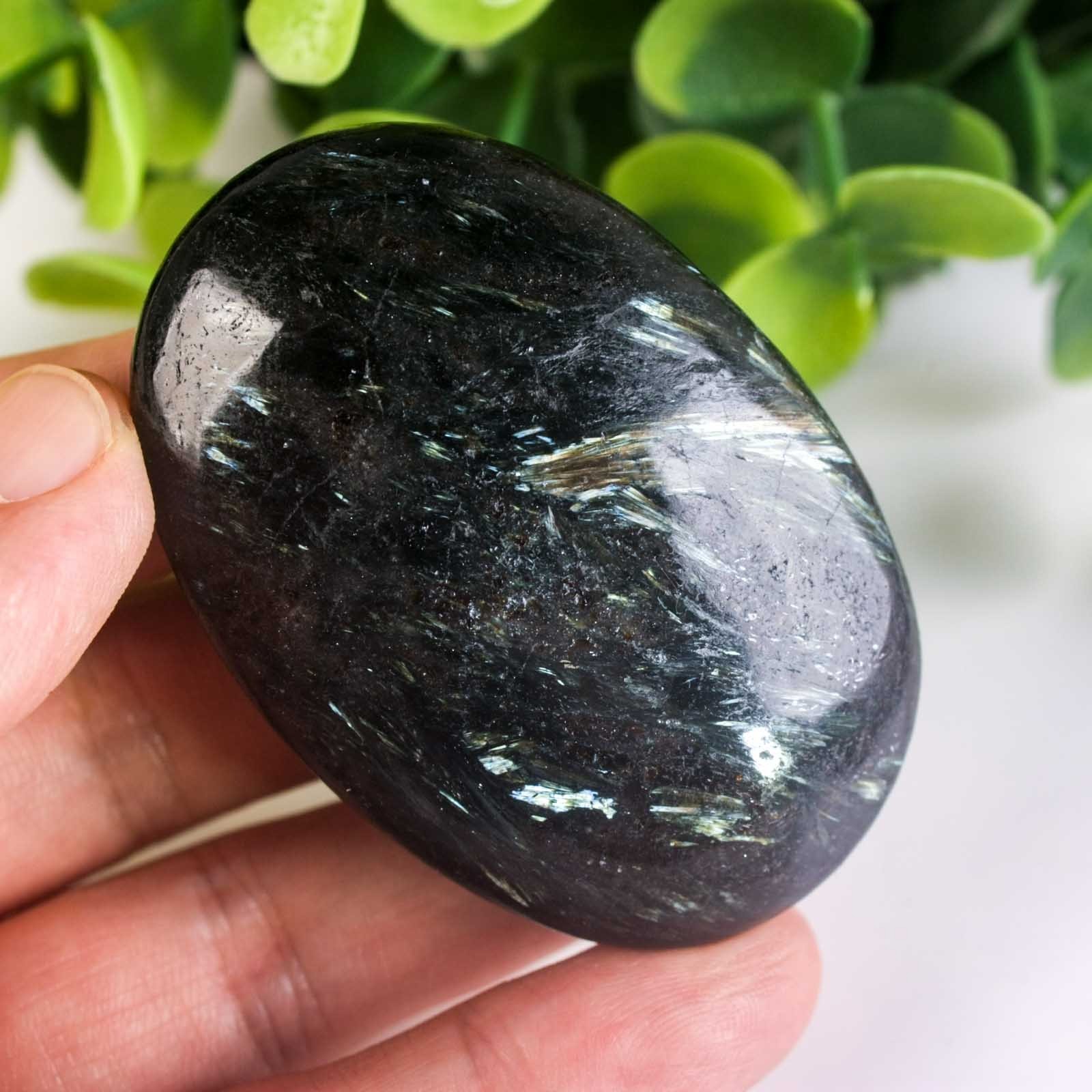64g 60mm Rare Arfvedsonite Palm Stone Natural Firework Flash Crystal Worry Stone