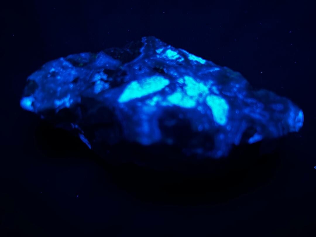 KB: RICH! SW FL BRIGHT BLUE/WHITE SCHEELITE WITH WOLFRAMITE FROM AUSTRALIA