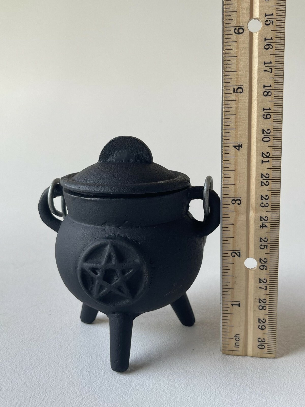 Pentagram Pentacle Cast Iron Cauldron with Lid and Handle, Witches cauldron