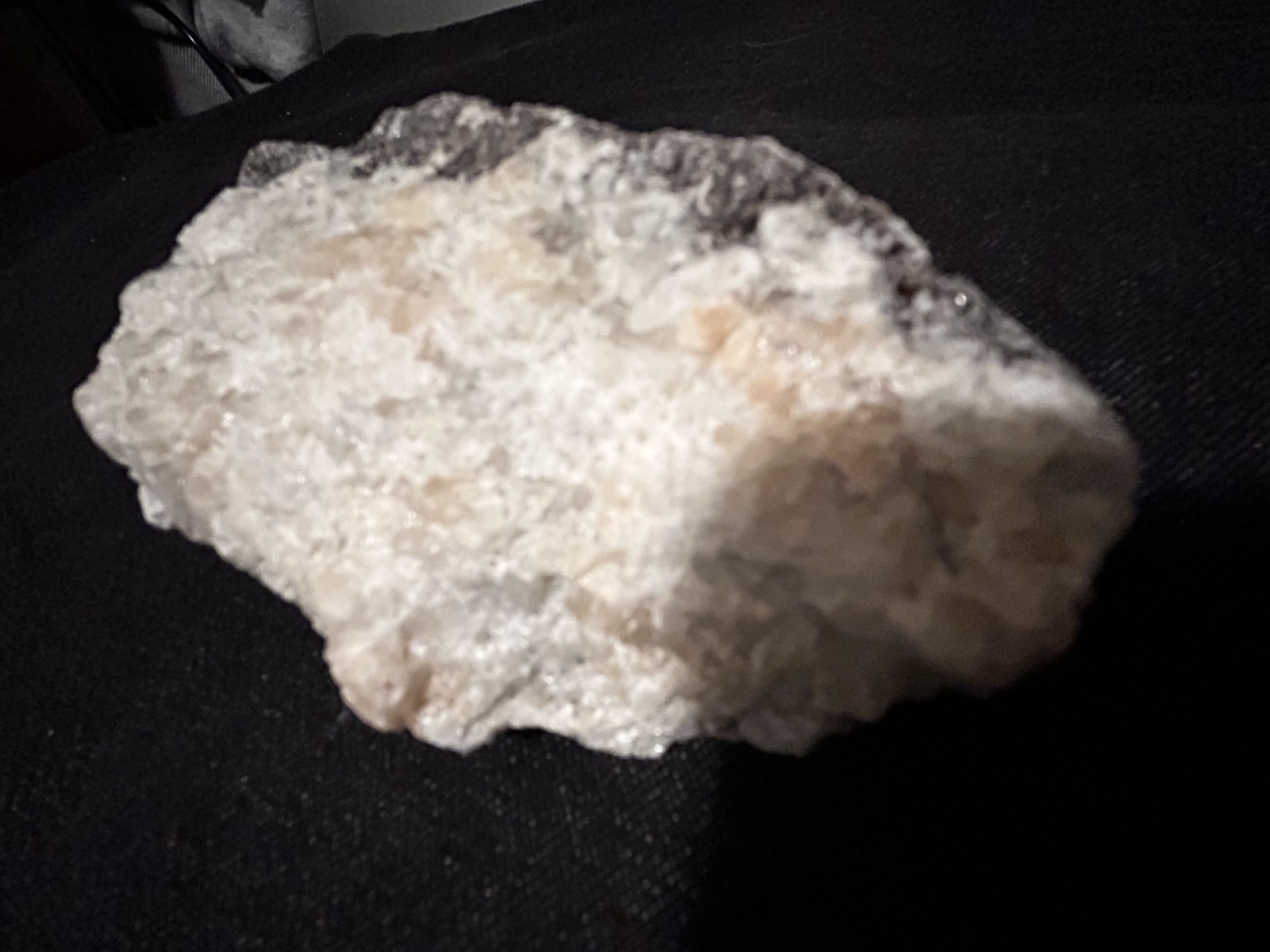 KB: SW FL BRIGHT!! BLUE/WHITE SCHEELITE XLINE. ON GNEISS YUNNAN PROVINCE, CHINA
