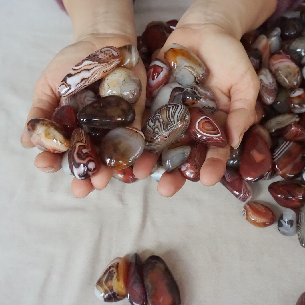 11LB 250Pcs 5kg Natural Band Sardonyx Carnelian Agate Crystal Palm Stone Healing