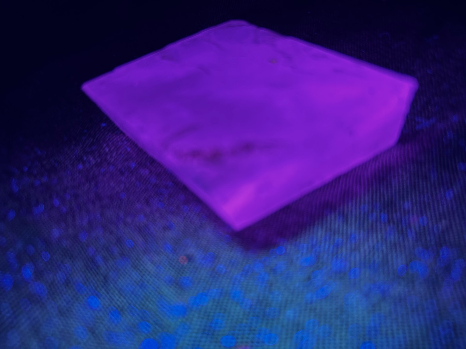KB: GREAT! SW FL. BLUE/WHITE & PINK LW & PHOSPHORESCENT CALCITE XL. FROM MEXICO