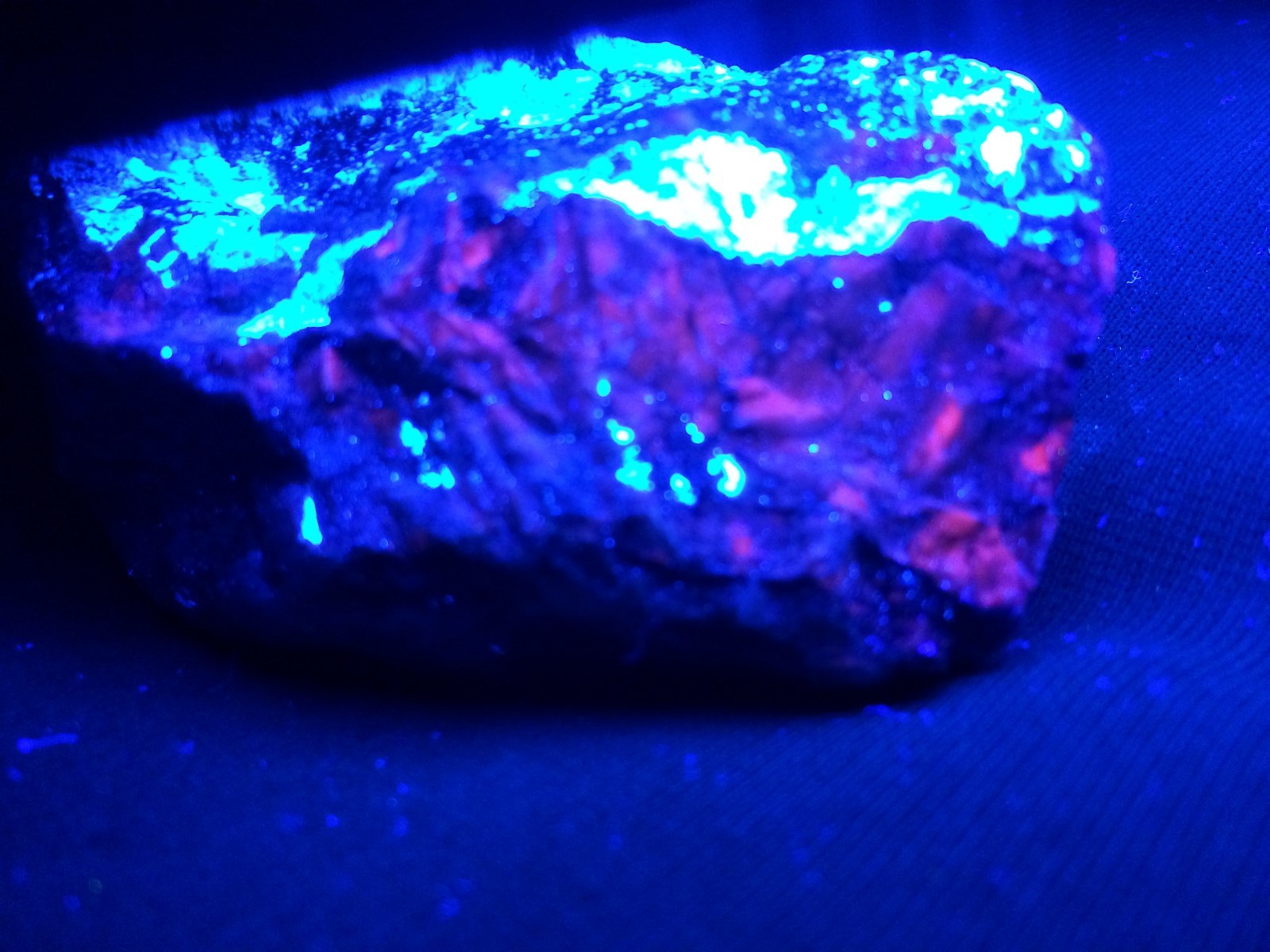 KB: FANTASTIC ORE SPECIMEN SW FL. BLUE/WH SCHEELITE & RED CALCITE ANDREW MINE CA