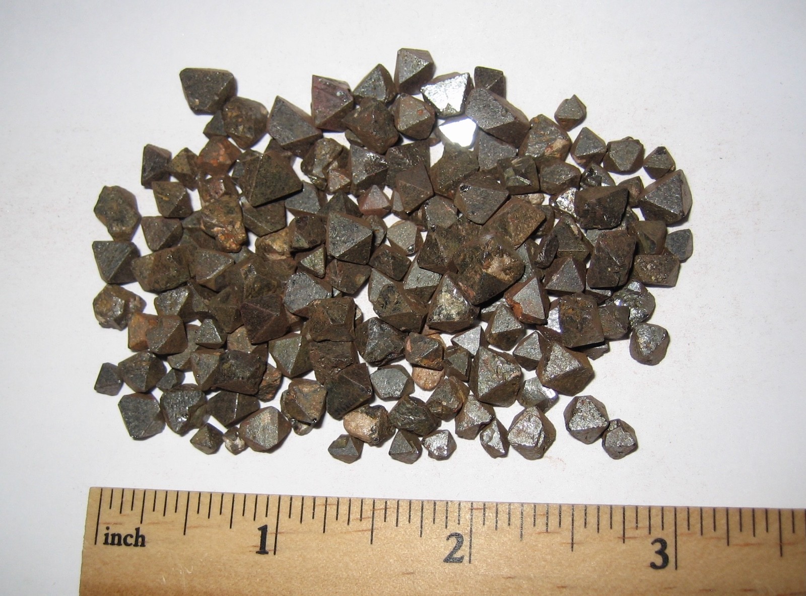PILE TINY NATURAL ROUGH 0.2″- 0.3″ MAGNETITE CRYSTAL MINERALS FROM BRAZIL 68g *5