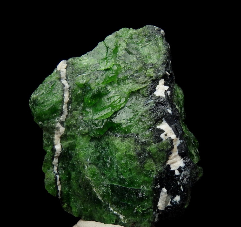 CHROMIAN DIOPSIDE & MAGNESIO-ARFVEDSONITE — RUSSIA – Siberia – Inagli /pm688