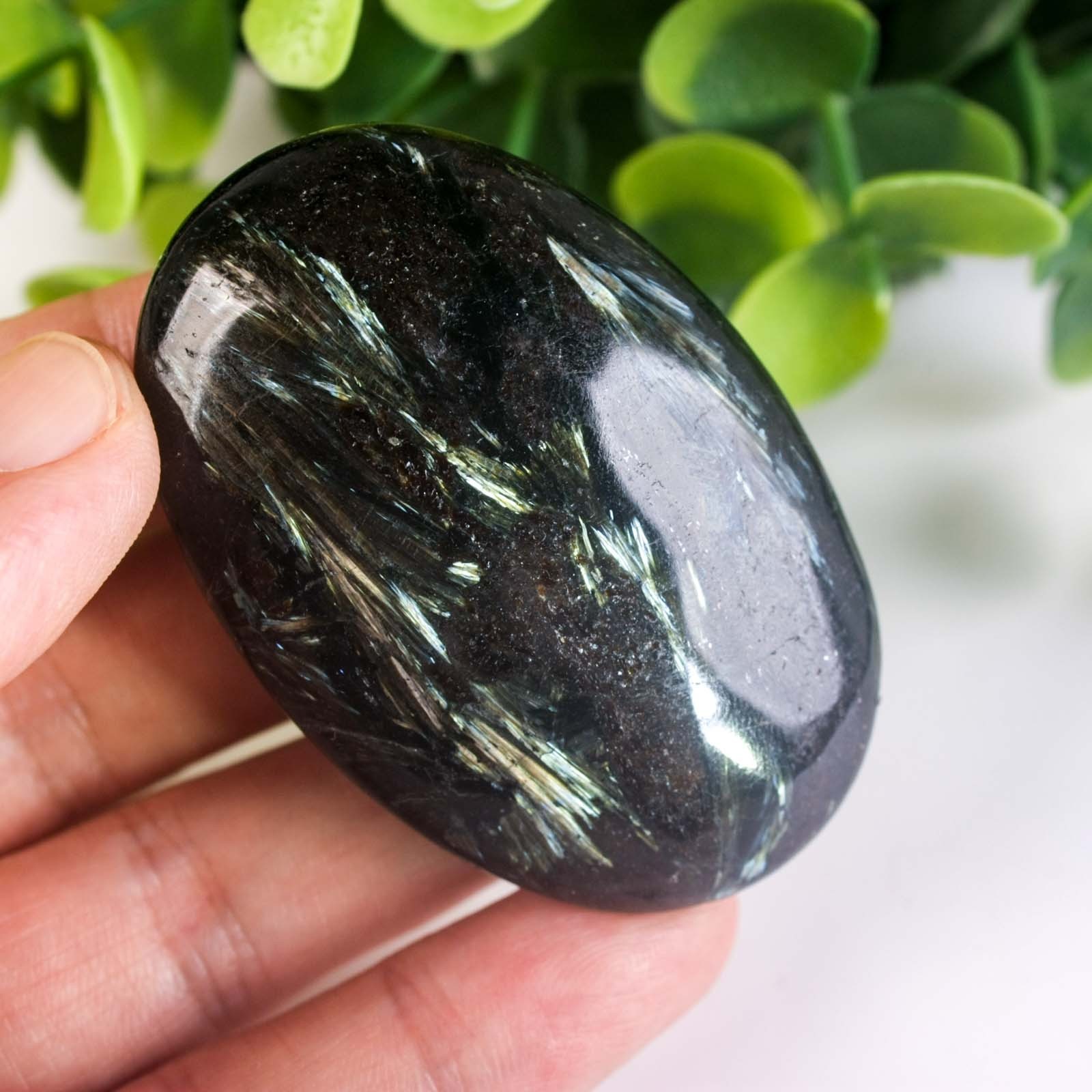 62g 58mm Rare Arfvedsonite Palm Stone Natural Firework Flash Crystal Worry Stone