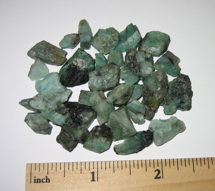 30 SMALL NATURAL ROUGH 0.2″- 0.5″ EMERALD GREEN BERYL CRYSTALS BRAZIL ~ 30.2g *A
