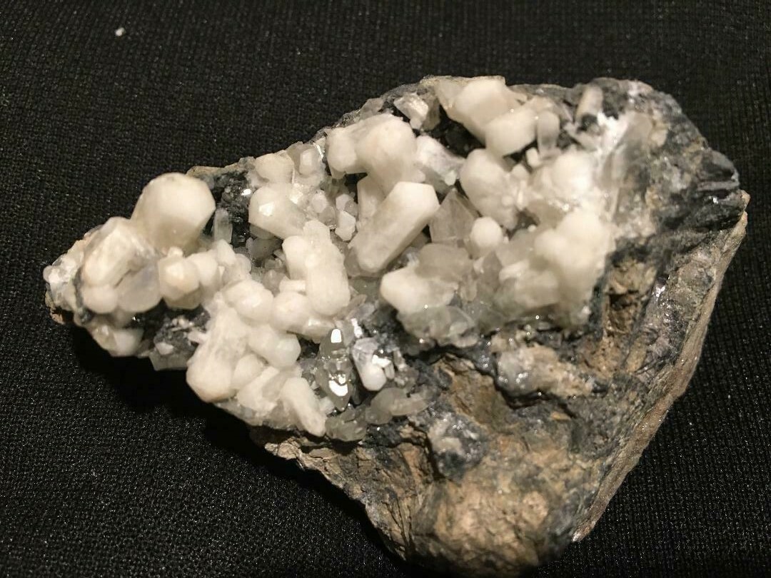 KB: BRIGHT SW FL. WHITE/CREAM TARNOWIZITE XLS. FROM TOUISSIT, MOROCCO