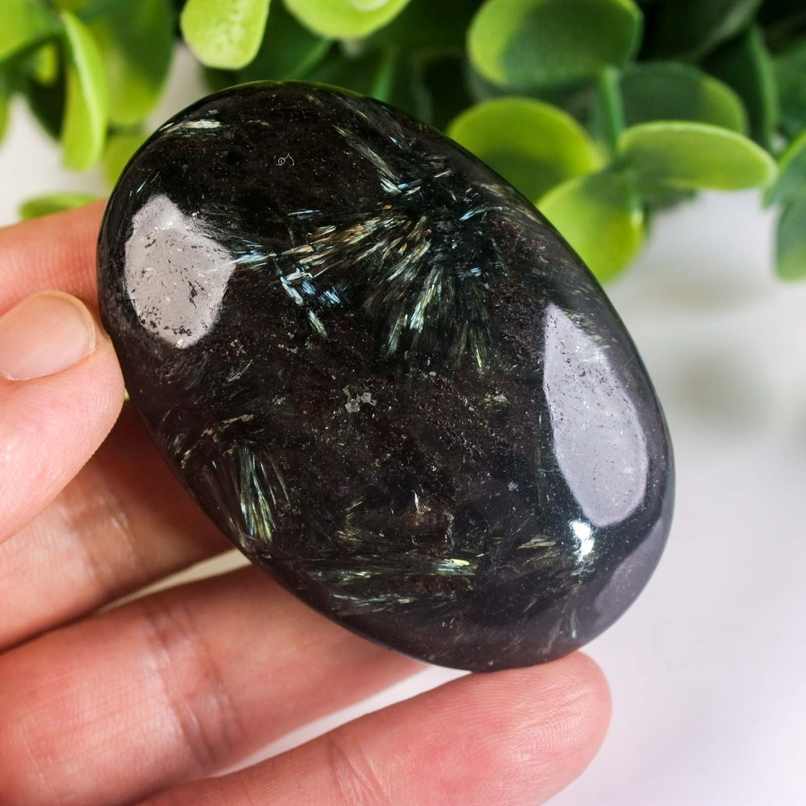 64g 59mm Rare Arfvedsonite Palm Stone Natural Firework Flash Crystal Worry Stone